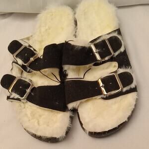 NWT Women's Size 7 Fuzzy Black and White Buckle Sandals. Comfy and Cozy